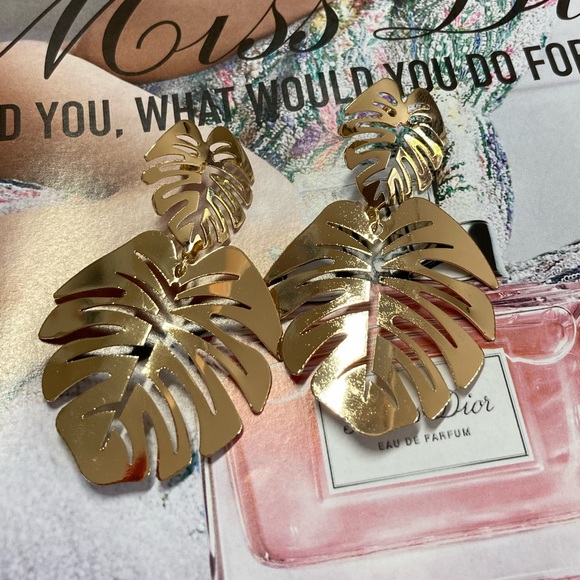 Big Gold Tone Leaves Earrings - Picture 3 of 4